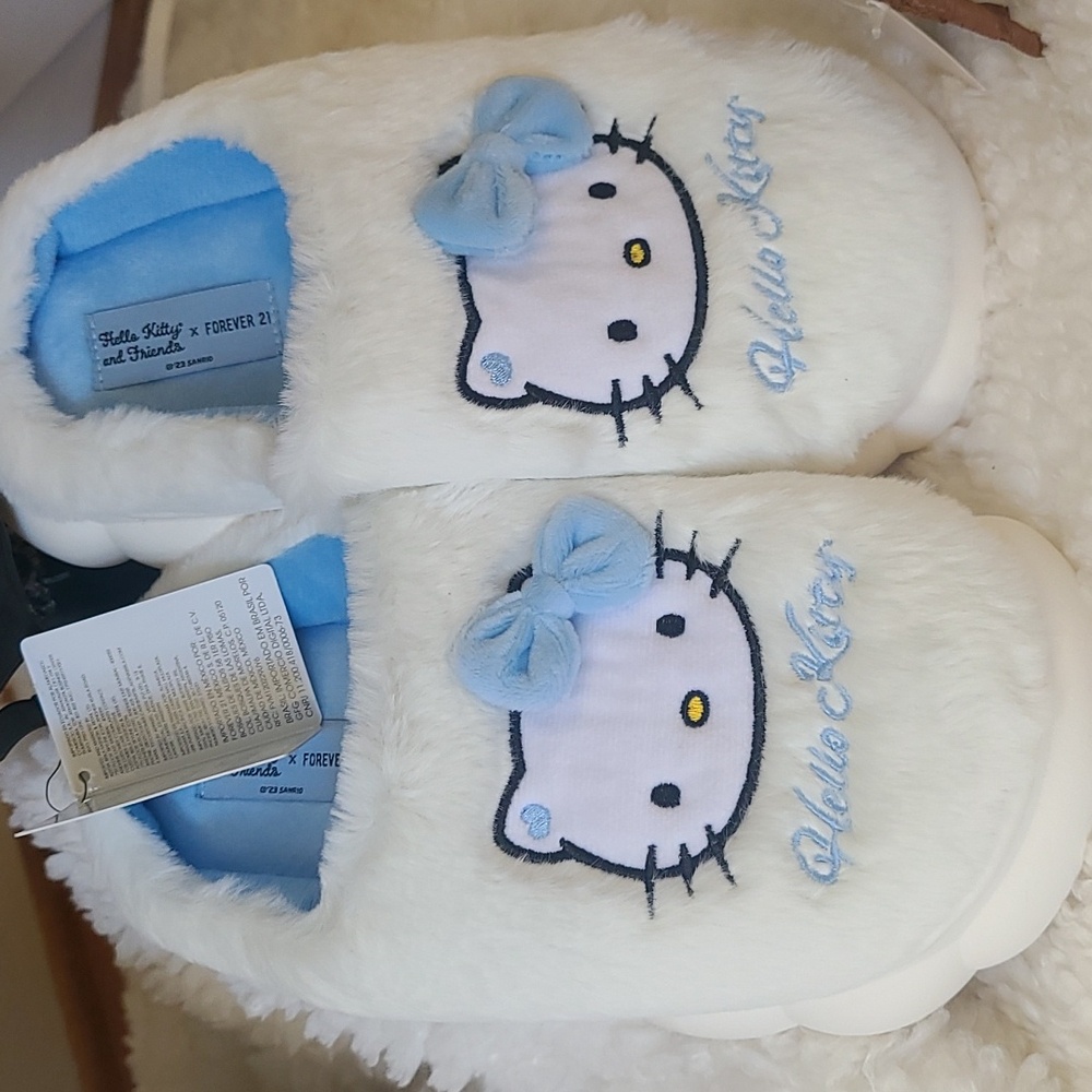 Hello Kitty Slippers 💙 - Picture 2 of 5